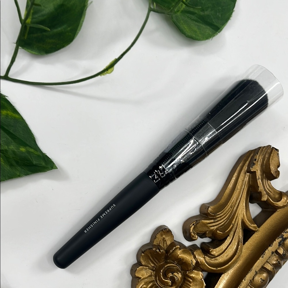 NWT Bare Minerals Supreme Finisher Brush